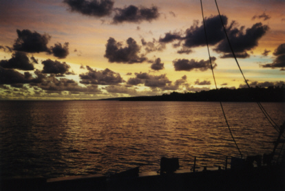 Sunset - Port Vila (Van).jpg (72878 bytes)
