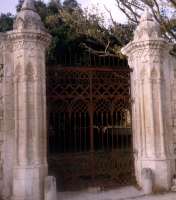 You can just make out La Donna Fugata on the rusty gate!