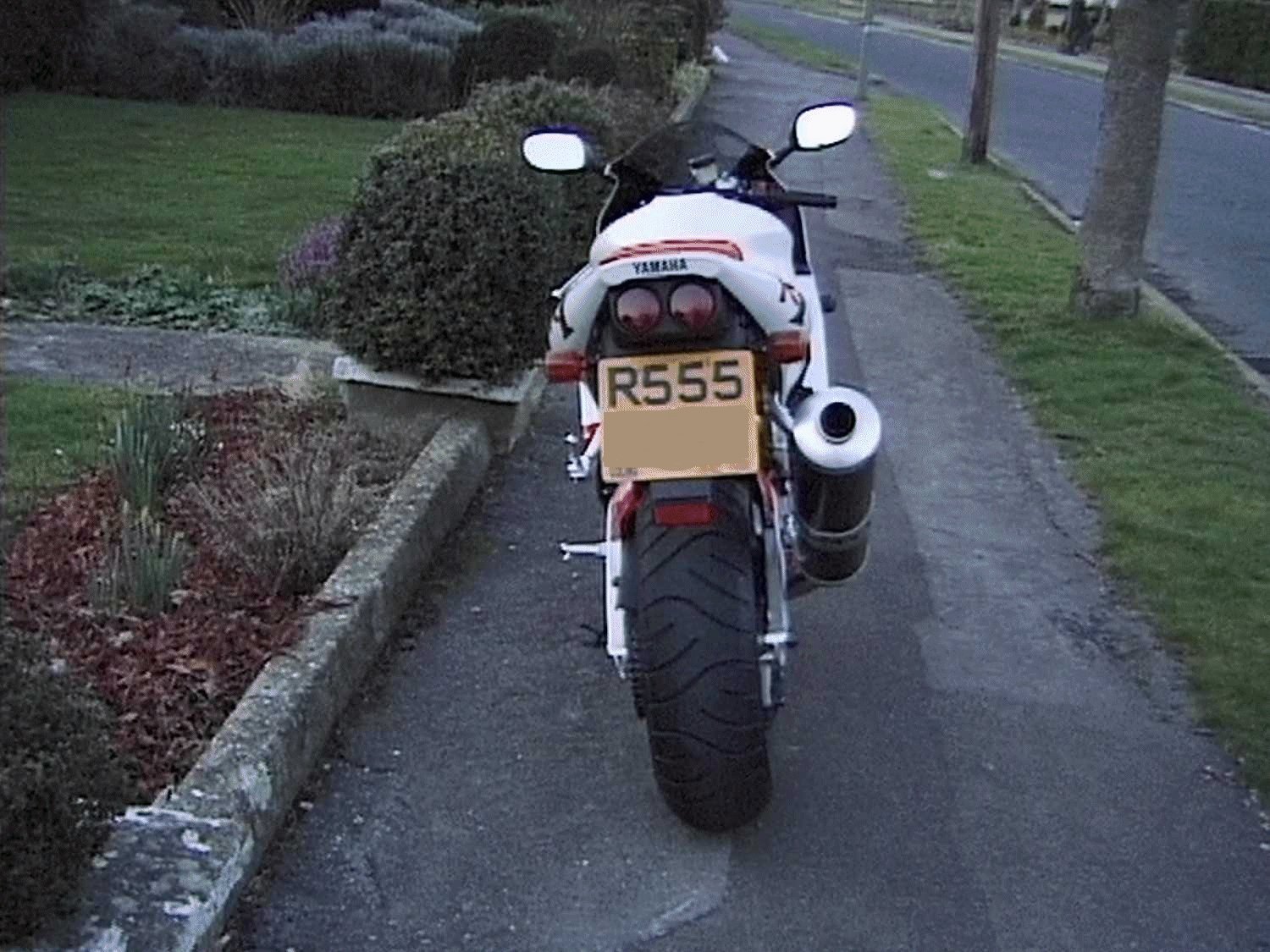 yzfr1pic2.jpg (274174 bytes)