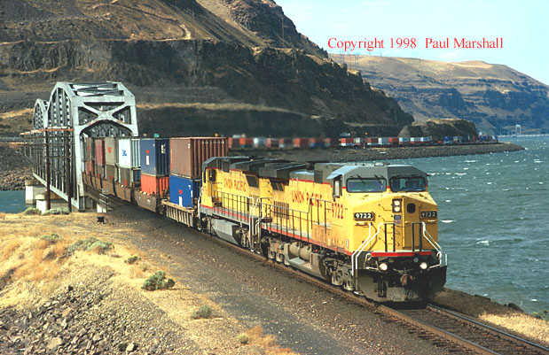 Dash 9 on John Day River Bridge Aug 1998