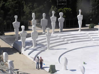 The gigantic Cycladic figures on the set for Antigone at Syracuse