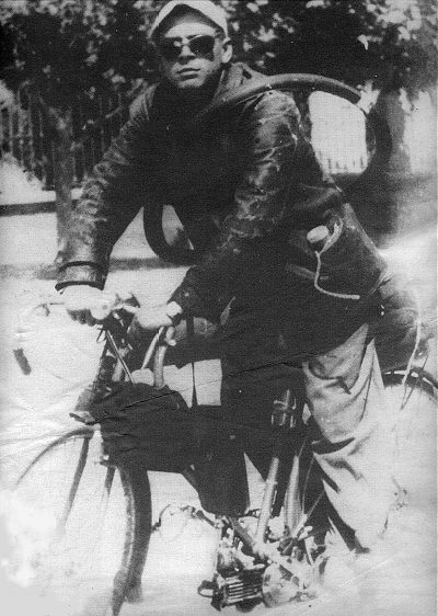 Che Guevara on his Mosquito cyclemotor