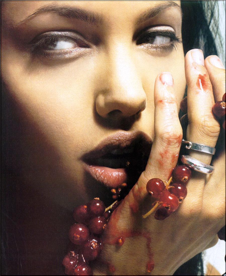 cs-angelinejolie03-premieredec2000.jpg 217.1K