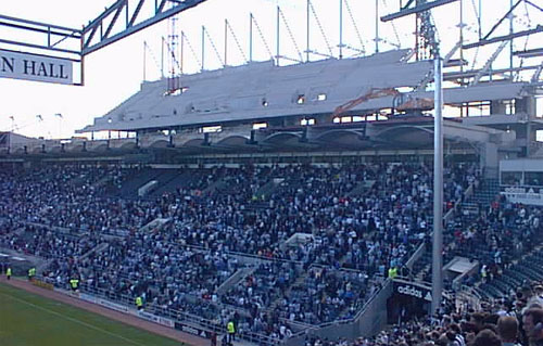 That crane is gonna fall off one of these days, Oh and those empty seats on the right, 300 reserved for 78 Wimbledon fans.