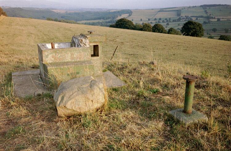 General view of post top.