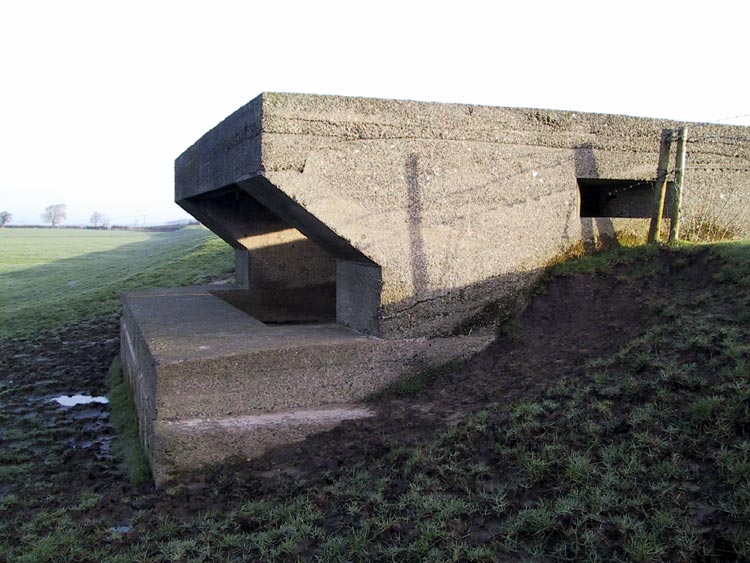 Combined anti-tank emplacement and anti-aircraft gun post